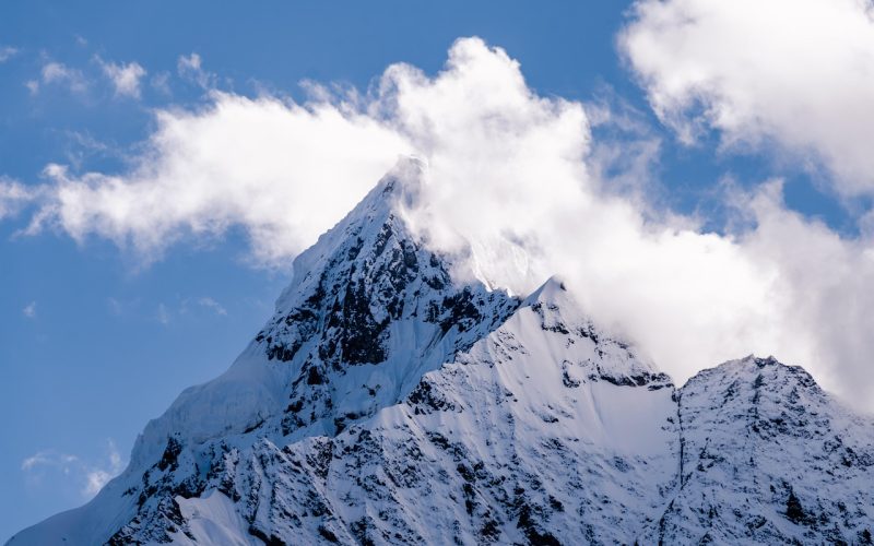 我的世界种子雪山地形记录：雪原上竖立的冰刺在阳光下泛蓝，四周视野开阔但植被稀少